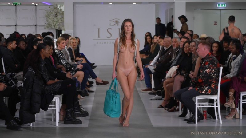 Разделась на показе мод