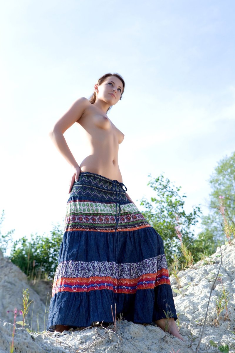 Голая грудь в длинной юбке