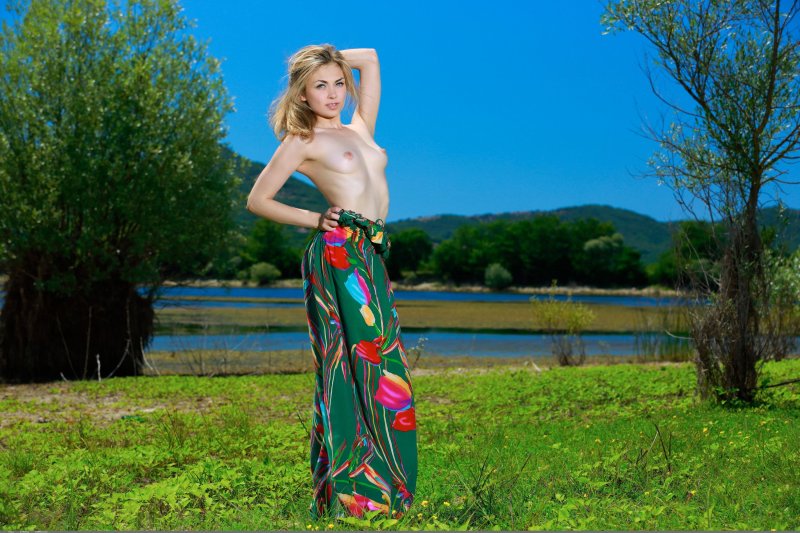 Девушка в летнем сарафане ню