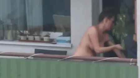 Голая на балконе