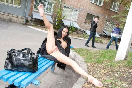 На улице без трусов