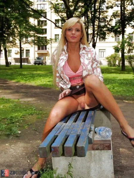 Девушка под юбкой