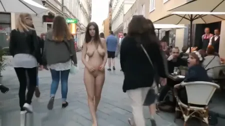 Ходит по улице голая