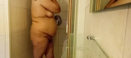 Милфа в душе