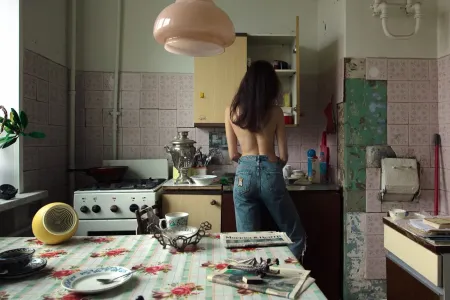 Эротическая фотосессия в коммуналке