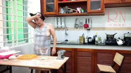 Голая на кухне