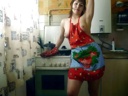 Молодая домохозяйка в фартуке