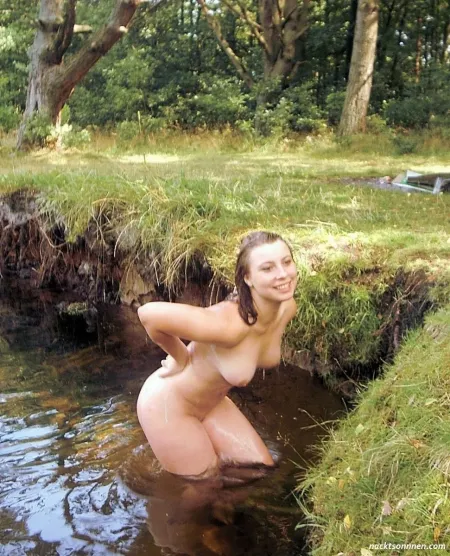 Голая девушка на сельском пруду