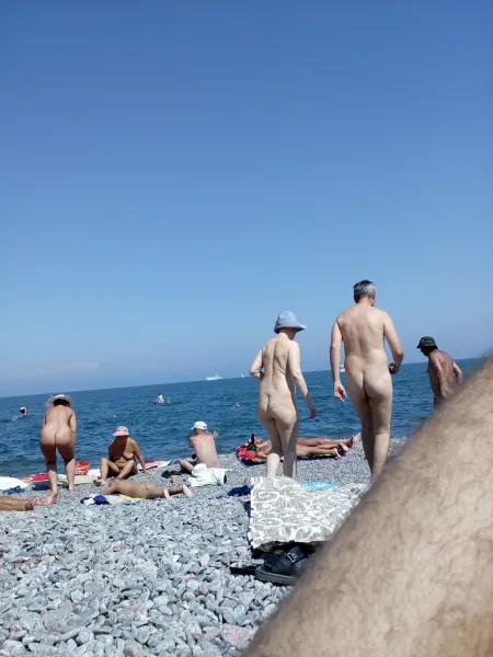 Нудисты на море