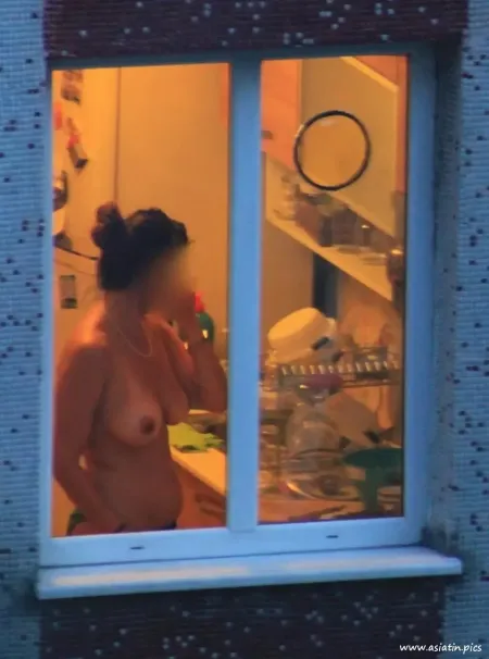 Подглядывание в окна голые