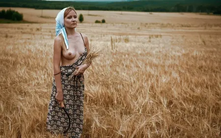 Голые колхозницы в поле