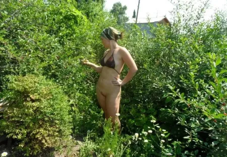 Женщины на даче летом голые