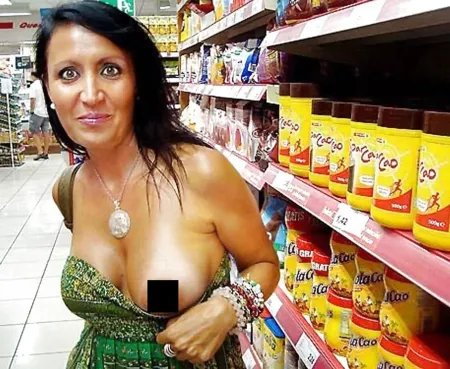 Продавщица с большими сиськами