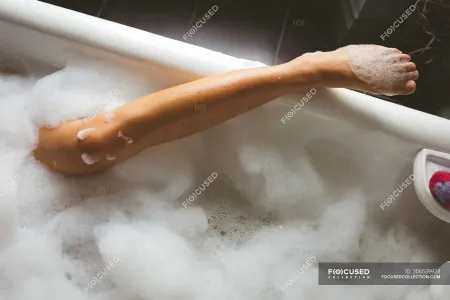 Девушка в ванной с пеной