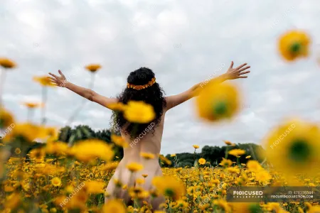 Фотосессия в подсолнухах ню