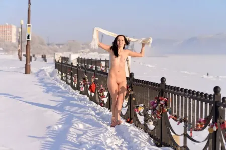 Публичное обнажение зимой