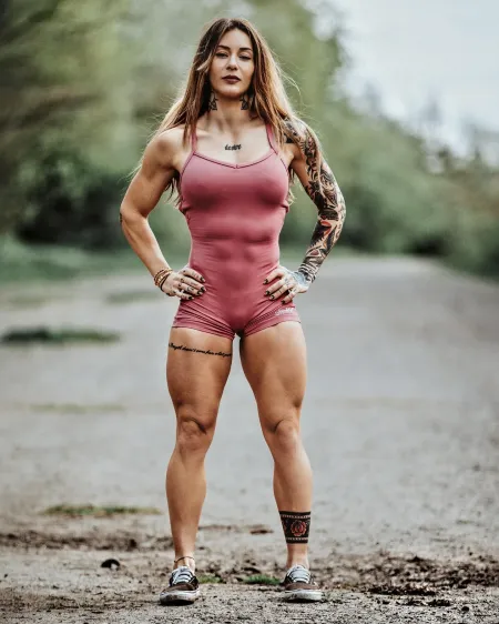 Женщина спортивная
