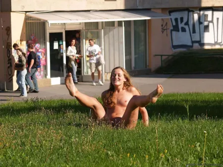 Голая девушка в общественном месте